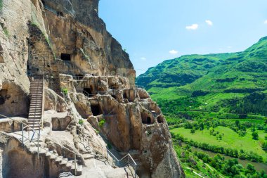 Kayaya oyulmuş antik mağara şehri manzarası. Georgia Vardzia 'nın ünlü bir cazibesi.