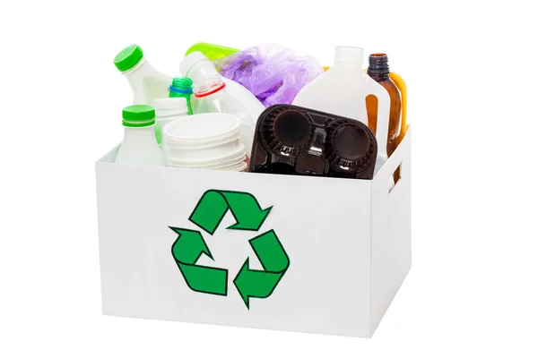 Újrahasznosító Kosár Műanyag Palackokkal Más Fehér Alapon Izolált Műanyag Tárgyakkal — Stock Fotó
