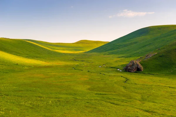 Hermoso Paisaje Día Soleado Suave Verde Hermoso Valle Las Montañas — Foto de Stock