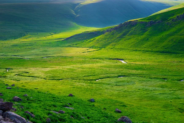 Солнечный Пейзаж Армения Ландшафтная Горная Зеленая Долина Реками Ясный День — стоковое фото