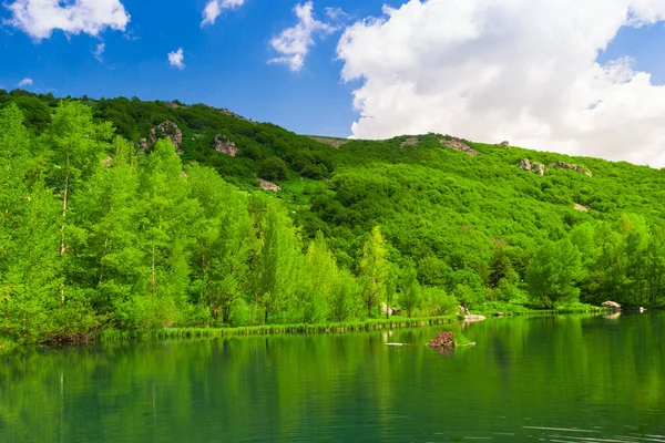 Slunečné Arménie Krajina Jasného Dne Pohled Klidné Jezero Horách — Stock fotografie