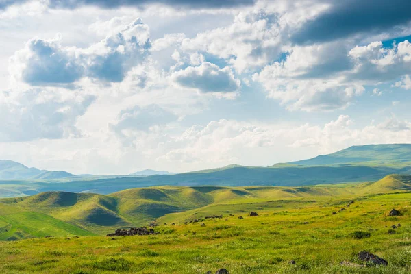 Belos Campos Verdes Montanhas Paisagem Armênia Dia Claro Ensolarado — Fotografia de Stock