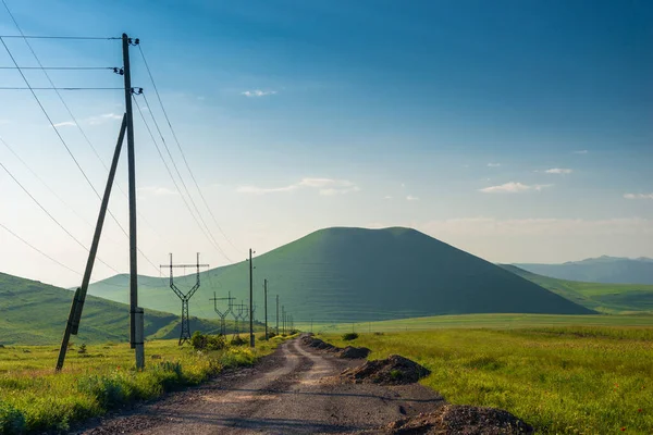 Dağ Elektrik Direkleri Toprak Yol Güneşli Bir Yaz Gününde Tarlada — Stok fotoğraf