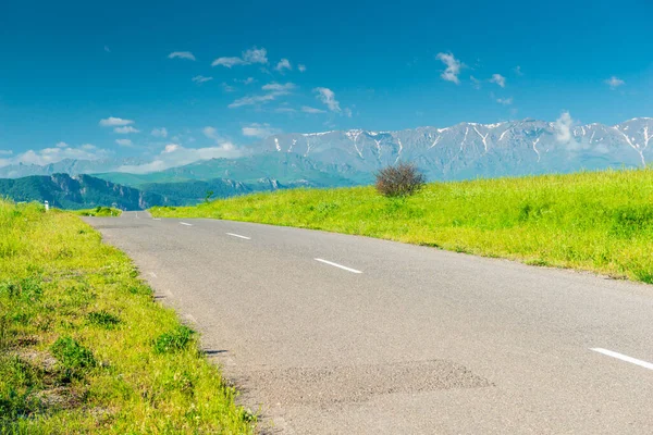 アルメニアの風景 道路旅行のための美しい高い山 緑豊かなフィールドと道路 — ストック写真