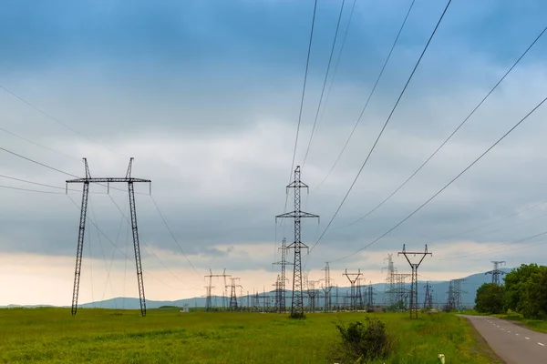 Linhas Energia Campo Verde Nuvens Azuis Escuras — Fotografia de Stock