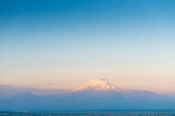 Sabahın Erken Saatlerinde Uzun Büyük Ararat Mavi Gökyüzü — Stok fotoğraf