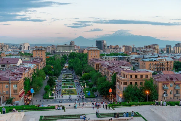 Yerevan Városképe Napkeltekor Háttérben Ararat Hegyével — Stock Fotó