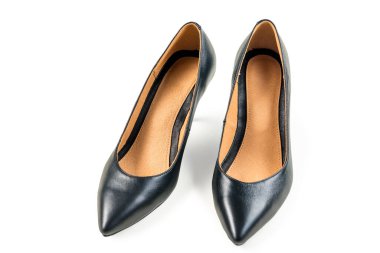 Beyaz arka planda şık kadın ayakkabıları.