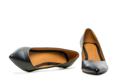 Siyah yüksek topuklu ayakkabılar beyazda izole edilmiş.