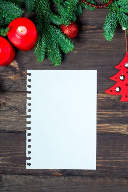 Tebrik mesajı yazmak için düşey Not Defteri, Yeni Yıl dekorasyonları en üstteki tebrik kartı kapanışı