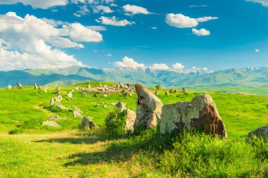 Ermeni Stonehenge Taşları, Karahunj 'da Zorats Karer alışılmadık doğal cazibe