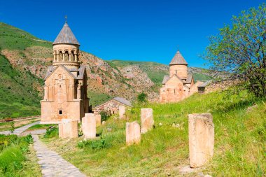 Noravank Ortodoks Manastırı 'nın toprakları. Yaz sabahı, Ermenistan' ın ünlü bir simgesi olan Red Rock 'ta.
