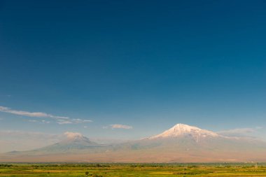 Büyük Ararat 'ın karlı zirvesi ve Khor Virap Manastırı