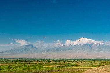 Yaz güneşli bir günde Büyük ve Küçük Ararat, güzel bir manzara.