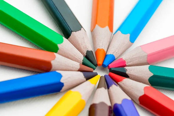 Okrągły Układ Kolorowych Ołówków Białym Tle Jest Izolowany — Zdjęcie stockowe
