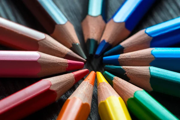 Çemberde Çok Renkli Kalem Paleti Yakın Çekim — Stok fotoğraf