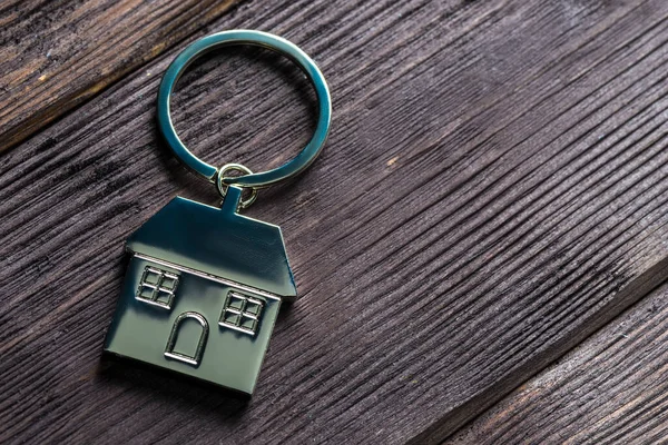 Chaveiro Close Forma Uma Casa Placas Madeira — Fotografia de Stock