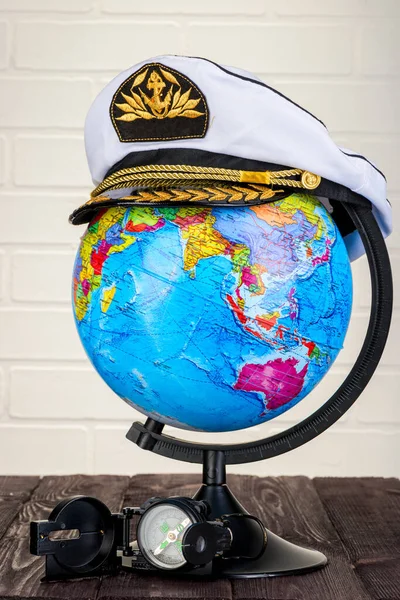 Kapitein Hoed Bol Kompas Rond Het Wereldreis Concept — Stockfoto