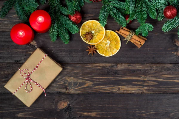 Regalo Envuelto Papel Rugoso Joyas Hechas Mano Una Mesa Madera — Foto de Stock