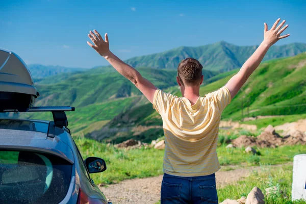 Mannelijke Reiziger Met Uitgestrekte Armen Genietend Van Bergen Bij Auto — Stockfoto