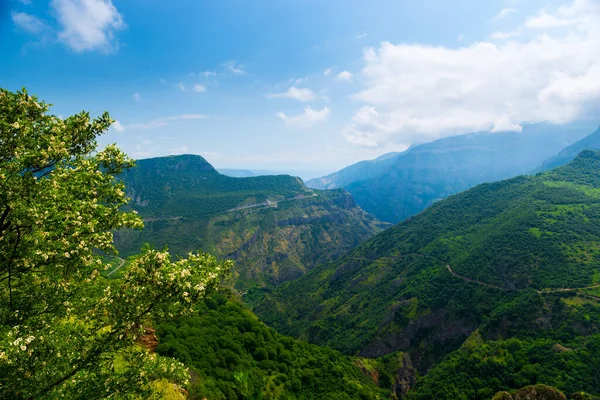 在阳光明媚的夏日欣赏亚美尼亚的峡谷和山脉风景 — 图库照片