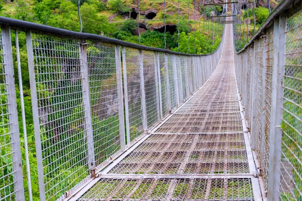 Ponte Suspensão Malha Metálica Sobre Desfiladeiro Marco Armênia Khndzoresk — Fotografia de Stock