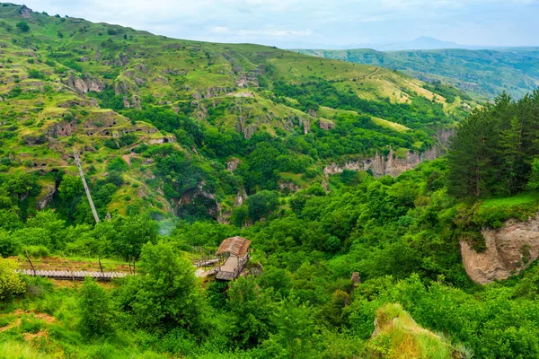 Панорама Стародавнього Печерного Міста Хндзореск Горах Вірменії Висячим Мостом — стокове фото