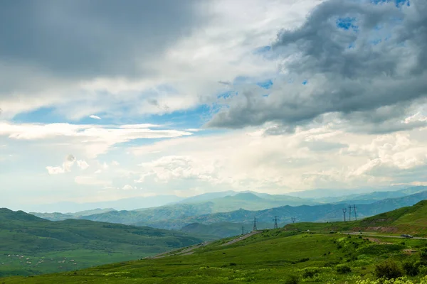 Ermenistan Manzarasının Panoramik Görüntüsü Dağlar Tarlalar Bulutlar — Stok fotoğraf