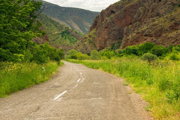 亚美尼亚Noravank修道院附近一个风景如画的峡谷中的道路 — 图库照片