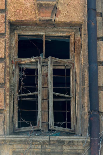 Janela Madeira Velha Sem Vidro Uma Casa Abandonada Close — Fotografia de Stock
