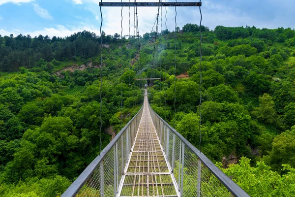 Ermenistan Dağlarındaki Vadi Üzerindeki Asma Metal Köprü Khndzoresk Dönüm Noktası Stok Fotoğraf