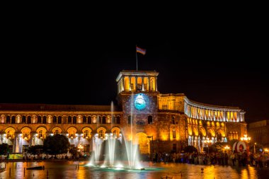 Beyaz arkaplanda turuncu renkli açık şemsiye kamışı