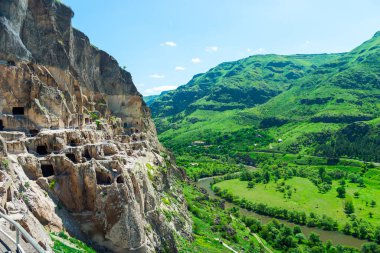 Beyaz arkaplanda turuncu renkli açık şemsiye kamışı