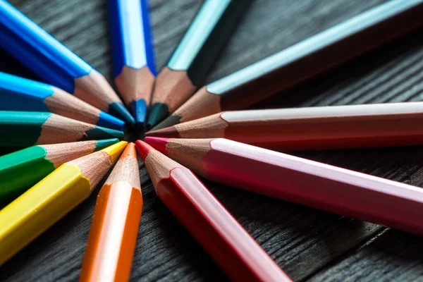 木制桌子上的铅笔概念摄影彩色圈 — 图库照片