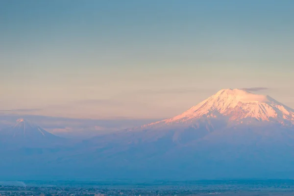 Beyaz Arkaplanda Turuncu Renkli Açık Şemsiye Kamışı — Stok fotoğraf