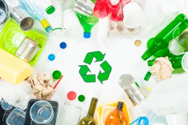Cam plastik metal ve kağıttan oluşan geri dönüşümlü çöp.
