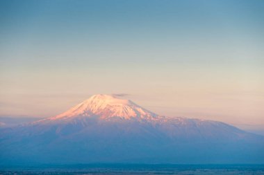 Güneşli bir yaz gününde sabah güneşinin altındaki karlı Ararat manzarası