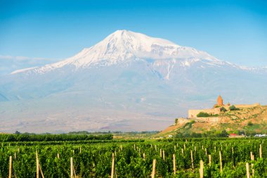 Ermenistan 'ın turistik bir merkezi olan Ararat' ın eteğindeki Hurvap Manastırı