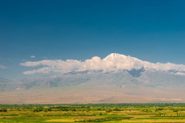 Büyük Ararat bulutların arkasında güneşli bir yaz gününde, Ermenistan manzarası
