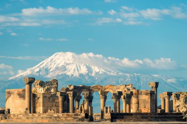 Ermenistan 'ın turistik bir merkezi olan Ararat Dağı' nın arka planındaki Zvartnots Tapınağı manzarası