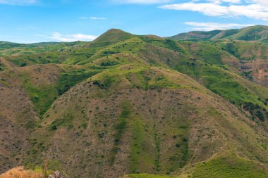 Yazın başında Ermenistan 'ın yeşil gri dağları mavi gökyüzüne karşı