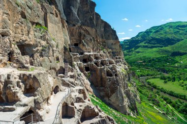 Georgia Vardzia 'nın turistik cazibesi - kayadaki mağara şehri