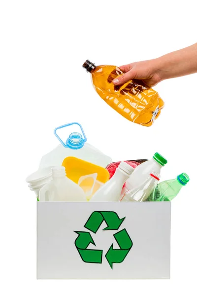 Mano Femenina Poniendo Botella Plástico Vacía Papelera Reciclaje — Foto de Stock