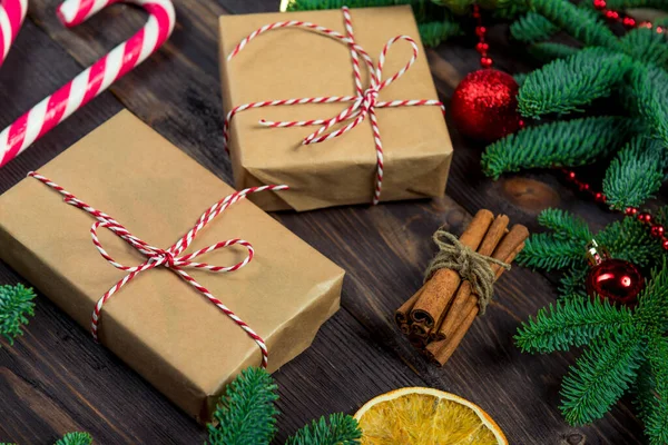 Два Рождественских Подарка Ретро Обертывании Корица Зеленая Ветвь Ели — стоковое фото