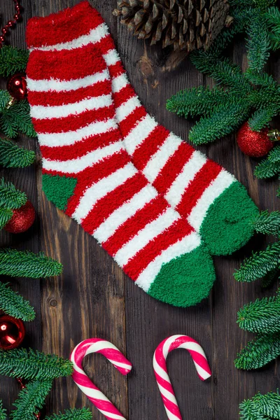 Paar Warme Wintergestreifte Socken Weihnachten Als Geschenk Auf Einem Holztisch — Stockfoto