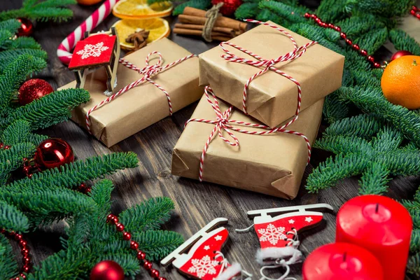 Объект Рождество Три Подарка Ретро Обертывания Корицы Зеленой Плотной Елки — стоковое фото