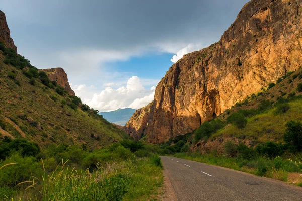 Autostrada Wąwozie Drodze Klasztoru Noravank Armenia — Zdjęcie stockowe