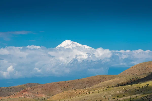 Hoher Schneebedeckter Berg Ararat Hinter Den Wolken Einem Sonnigen Tag — Stockfoto