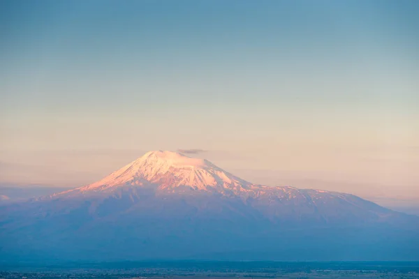 Güneşli Bir Yaz Gününde Sabah Güneşinin Altındaki Karlı Ararat Manzarası — Stok fotoğraf