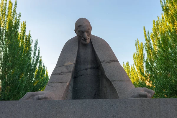 Yerevan Armenia Junio 2018 Estatua Alexander Tamanyan Frente Complejo Cascade —  Fotos de Stock